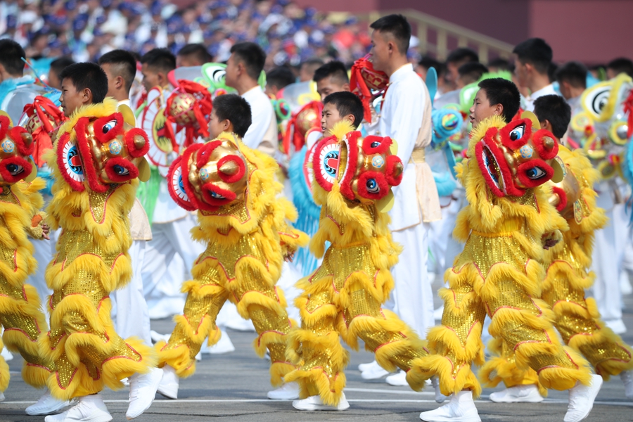 群眾大游行，歡樂的海洋！