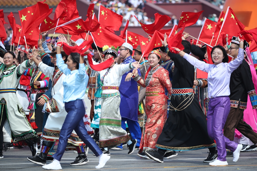 群眾大游行，歡樂的海洋！