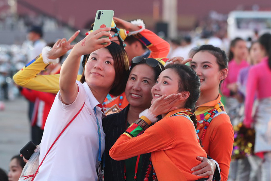 今晚，我們歡聚在天安門廣場(chǎng)