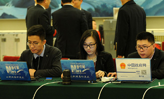 新華網(wǎng)、中國(guó)政府網(wǎng)記者在做直播準(zhǔn)備