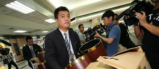 禮儀公司帶著遺體袋、骨灰壇協(xié)助處理善后