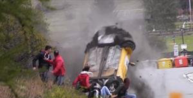 史上最幸運(yùn)撞車！圍觀群眾躲過(guò)一劫