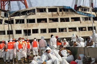 湖北監(jiān)利:救援官兵船艙內(nèi)晝夜搜救