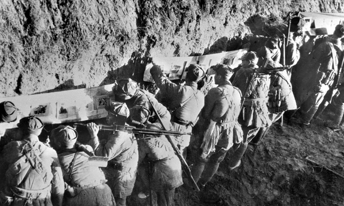 1948年冬，淮海戰(zhàn)役期間，雙堆集前沿陣地舉辦的戰(zhàn)地影展，深受解放軍戰(zhàn)士歡迎。新華社稿  袁克忠攝