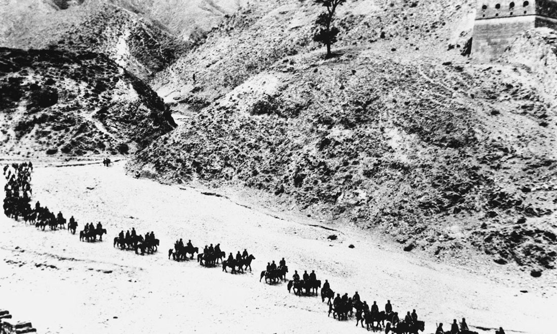 1937年11月太原失守后，八路軍向華北敵后挺進(jìn)，分兵發(fā)動群眾，開展敵后游擊戰(zhàn)爭，創(chuàng)建敵后根據(jù)地。新華社稿　沙飛攝