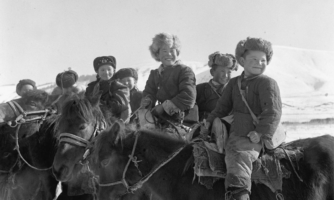 1964年春，新疆伊犁哈薩克自治州昭蘇縣的哈薩克族小學(xué)生們。新華社記者武純展攝