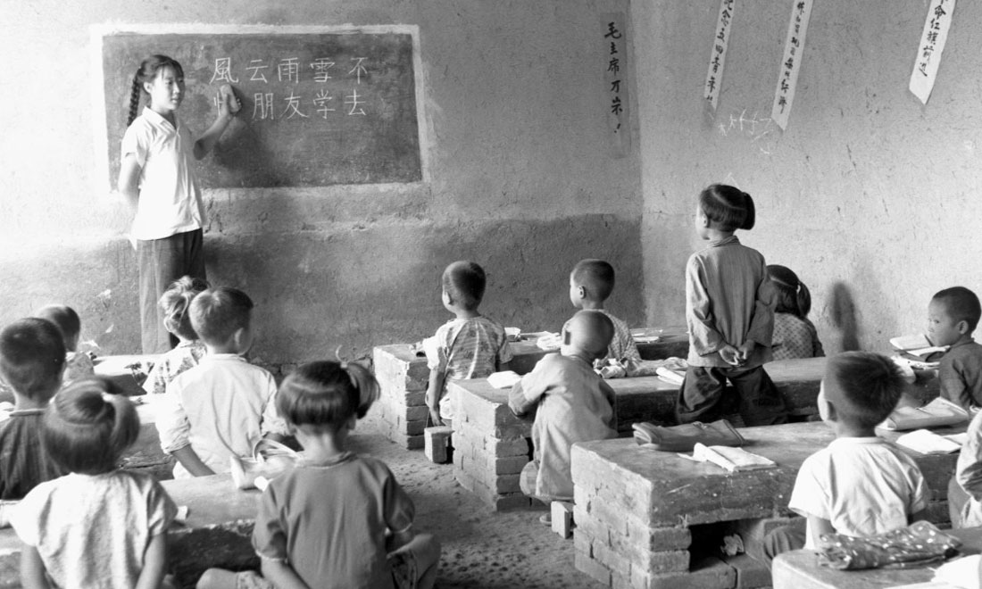 1964年夏，河北省壩縣煎茶鋪公社西煎大隊(duì)，一所耕讀小學(xué)的學(xué)生們在上課。新華社記者梁一丁攝