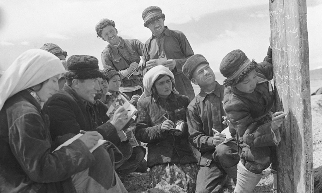 1960年6月，新疆慕士塔格峰下，大人們在小學(xué)生幫助下學(xué)習(xí)文化。新華社記者武純展攝