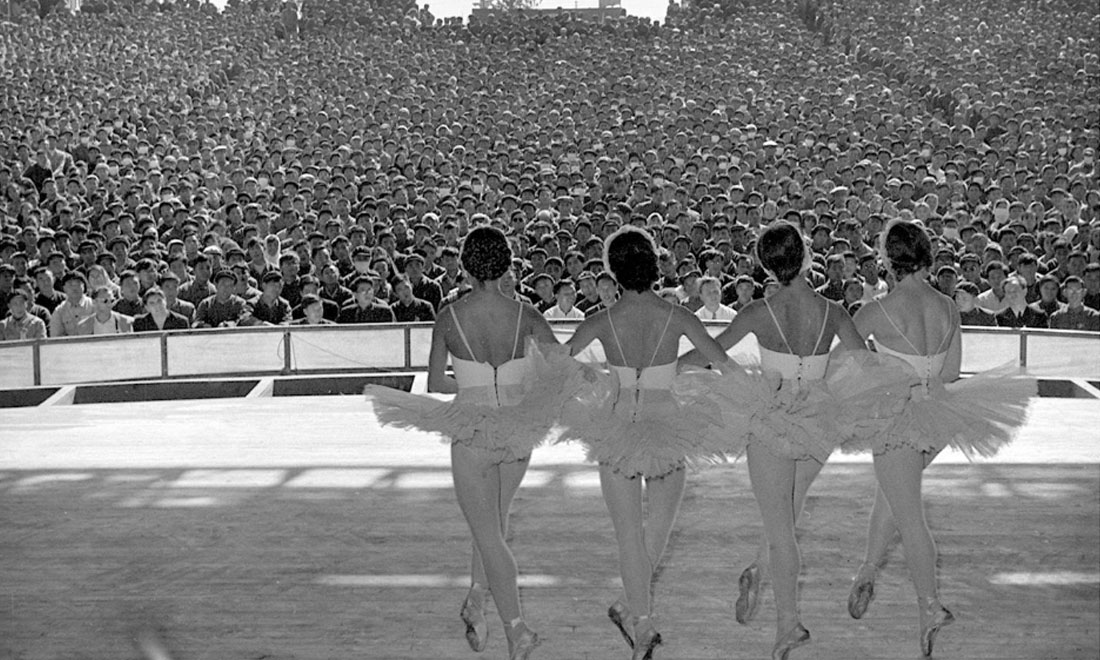 1957年10月，蘇聯(lián)國立新西伯利亞歌劇芭蕾舞劇院為北京石景山鋼鐵廠工人演出。新華社記者鄭震孫攝