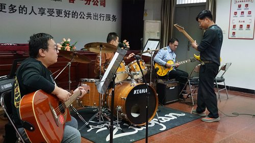 追夢中國人|侯孝輝：左手方向盤，右手麥克風(fēng)