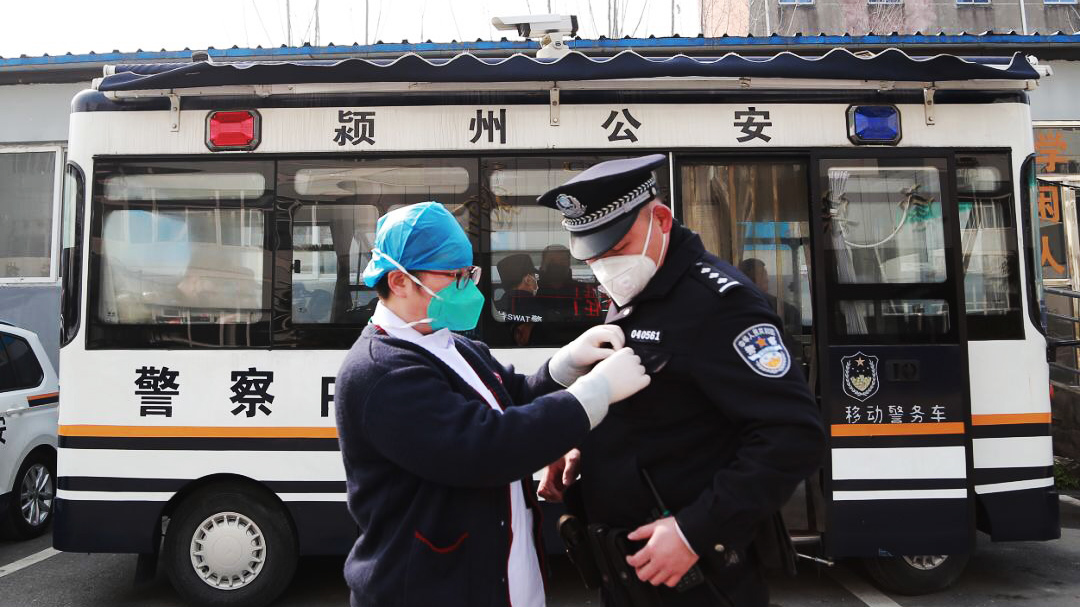 警察魏云龍：咫尺之間，各自奮戰(zhàn)