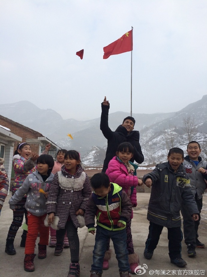 2015年&ldquo;多一克溫暖&rdquo;著名演員杜淳加入溫暖行動。暖男杜淳很快和孩子們打成了一片，他和孩子們聊起了夢想，讓孩子們將它寫在紙上并折成紙飛機，領著孩子們來到操場上將帶著夢想紙飛機放飛。