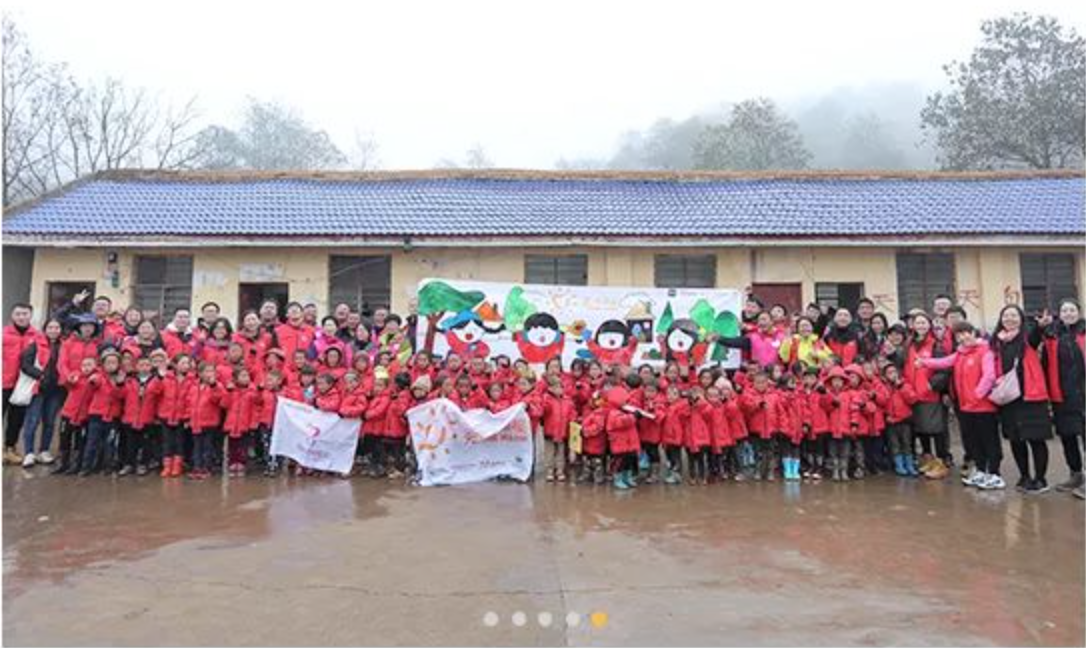 2018年11月6日，&ldquo;多一克溫暖&rdquo;團隊走進大涼山深處。為孩子們送去冬衣的同時，海瀾之家聯(lián)合網易打造在線課程平臺，把優(yōu)質的教育資源也傳遞到偏遠山區(qū)。同年，知名導演陸川特別參與監(jiān)制了&ldquo;多一克溫暖&rdquo;微電影《信歌》，為山區(qū)送去&ldquo;暖身又暖心&rdquo;的力量。