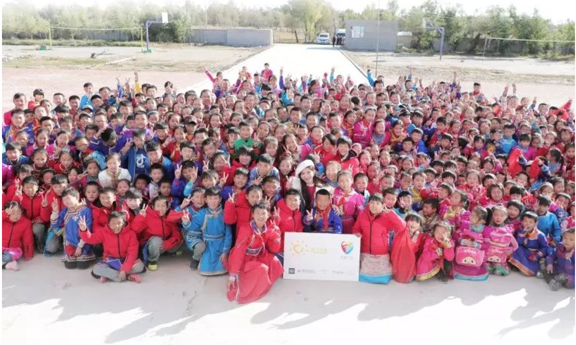 不知不覺，&ldquo;多一克溫暖&rdquo;已經步入第六年。2019年10月14日，林志玲首次作為公益同行人，攜手鳳凰網&ldquo;護童計劃&rdquo;，與&ldquo;多一克溫暖&rdquo;一起趕赴內蒙古回訪茫汗蘇木中心校的&ldquo;志玲姐姐之家&rdquo;，給那里的孩子送去溫暖。