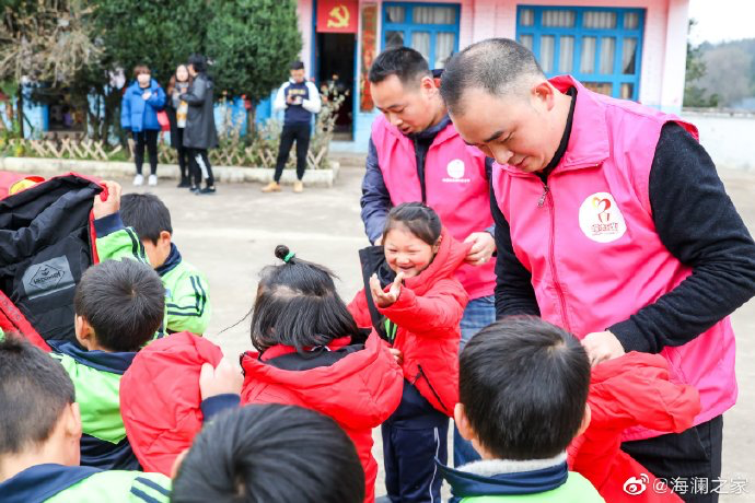 2019年11月，海瀾之家的志愿者們來到了貴州六盤水市的南開鄉(xiāng)。這里地域偏遠溝壑縱橫。志愿團隊就這樣小心謹慎的行駛在霧蒙蒙的山路上，堅持把物資送到了塢鉛小學的孩子們手里。