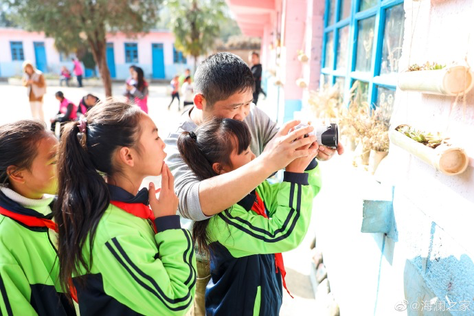 盡管身處大山，塢鉛小學卻到處都是驚喜，自制插花、獨一無二的石頭畫、杉木墩上的24節(jié)氣圖&hellip;&hellip;孩子們從不缺少發(fā)現美的眼睛。2019年，海瀾之家特別準備了攝影課堂，讓孩子們通過拍照的方式自由地傳達真善美。
