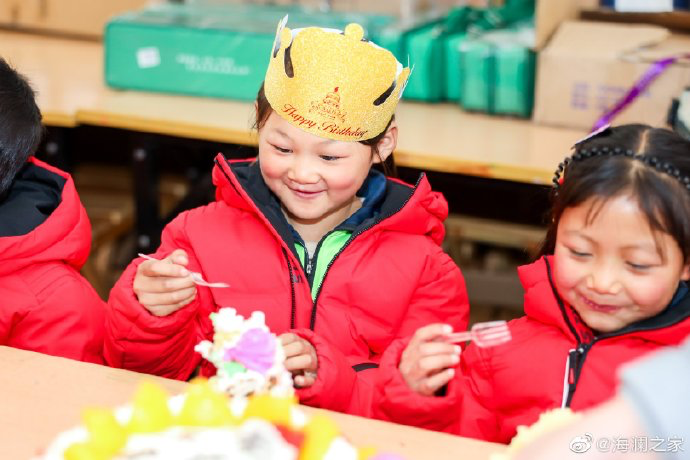 從暖身到暖心，海瀾之家的志愿者們不僅為孩子們帶去了學習用品，還帶去了生日蛋糕，給孩子們過了一個難忘的生日party。生長在山區(qū)的他們，過生日也只能和在外打工的父母通個電話，許多孩子還是第一次和這么多人一起吹蠟燭許生日愿望。