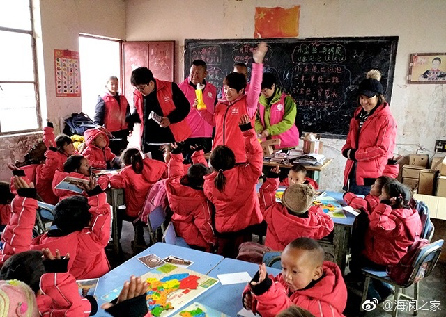 2018年，由海瀾之家攜手網易新聞打造的&ldquo;多一課溫暖&rdquo;課程平臺讓一間間溫暖的課堂走向深山與邊陲。帶著貼合孩子教育需求的線上內容和教師、各領域KOL及愛心人士組成的愛心團隊，海瀾之家用實際行動為孩子的教育加溫，踐行&ldquo;多一克溫暖&rdquo;。