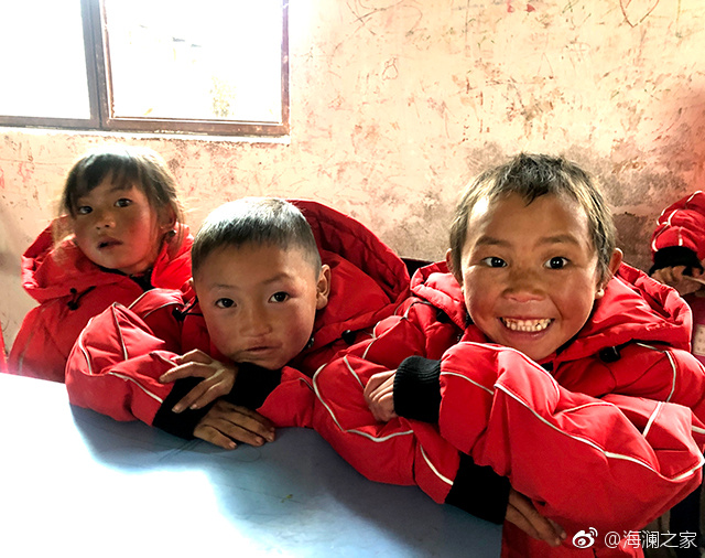 在四川省西南部川滇交界處的大涼山深處，坐落著一所紅旗小學。每當最寒冷的季節(jié)到來，這里的許多孩子們不得不共用一件冬衣御寒。 &ldquo;多一克溫暖&rdquo;與暖流計劃記錄下了孩子們開心的笑臉。這些笑臉，都是&ldquo;多一克溫暖&rdquo;前行中的源源動力。