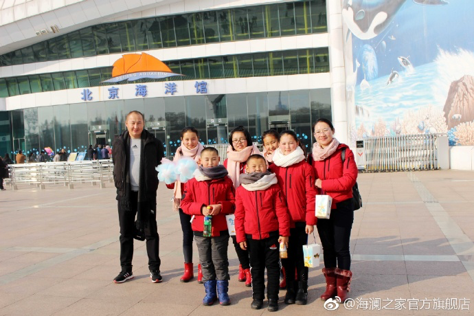 在海洋館，充滿求知欲和好奇心的孩子們像是一個個落入仙境的愛麗絲，不斷地提問，并用手中的紙筆和相機，記錄每一個畫面和知識，說要回去講給其他小伙伴和家人們聽。