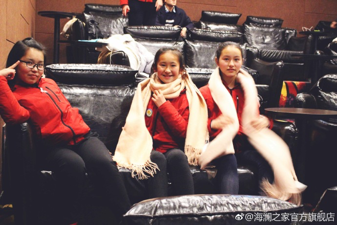 彼時恰逢《尋夢環(huán)游記》上映，&ldquo;寒令營&rdquo;的孩子們一起在電影院觀看了電影，平日里最鬧騰的孩子，在第一次看3D電影時也變得安靜專注。孩子們在這段旅程中增長了見識，一個更豐盛的世界就這樣打開了。