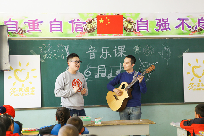 &ldquo;多一克溫暖&rdquo;公益活動的老朋友好妹妹樂隊，為孩子們帶來了音樂和繪畫課，用音符溫暖孩子們的心靈，用畫筆繪出更繽紛的世界。不斷匯聚的愛心，讓寒冷的北疆進入到更多人的視野當中，也讓孩子們臉上的笑容更燦爛。