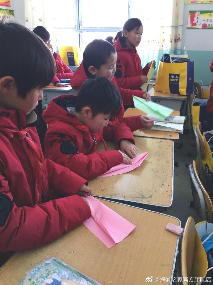 &ldquo;多一克溫暖&rdquo;的志愿者為孩子們帶去承載夢想的手工課，孩子們通過剪紙、畫畫、折紙飛機，讓自己的夢想在手中凝聚，隨紙飛機一起飛向天空，為凜冬帶來五彩斑斕的希望。