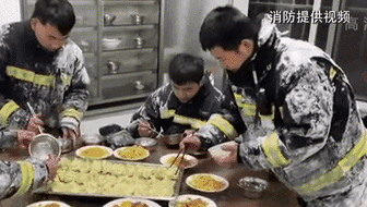 零下14度滅火后 消防員吃飯這一幕讓人心疼！