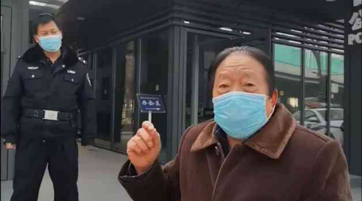 社區(qū)封閉，76歲的他為什么要出來