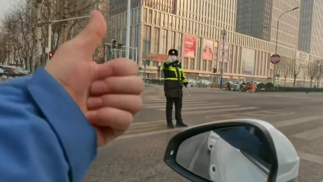 石家莊路人和交警的這個(gè)&ldquo;暗號(hào)&rdquo;，真暖！