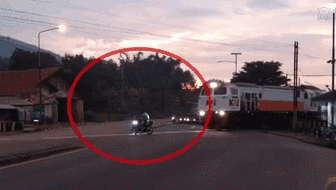 魯莽！無(wú)視警報(bào) 印尼男子強(qiáng)穿鐵軌險(xiǎn)被撞