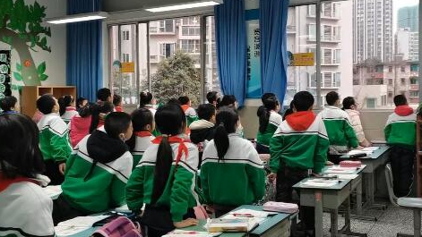 課上到一半，同學(xué)們卻把頭望向了外面！校長說：點(diǎn)贊！