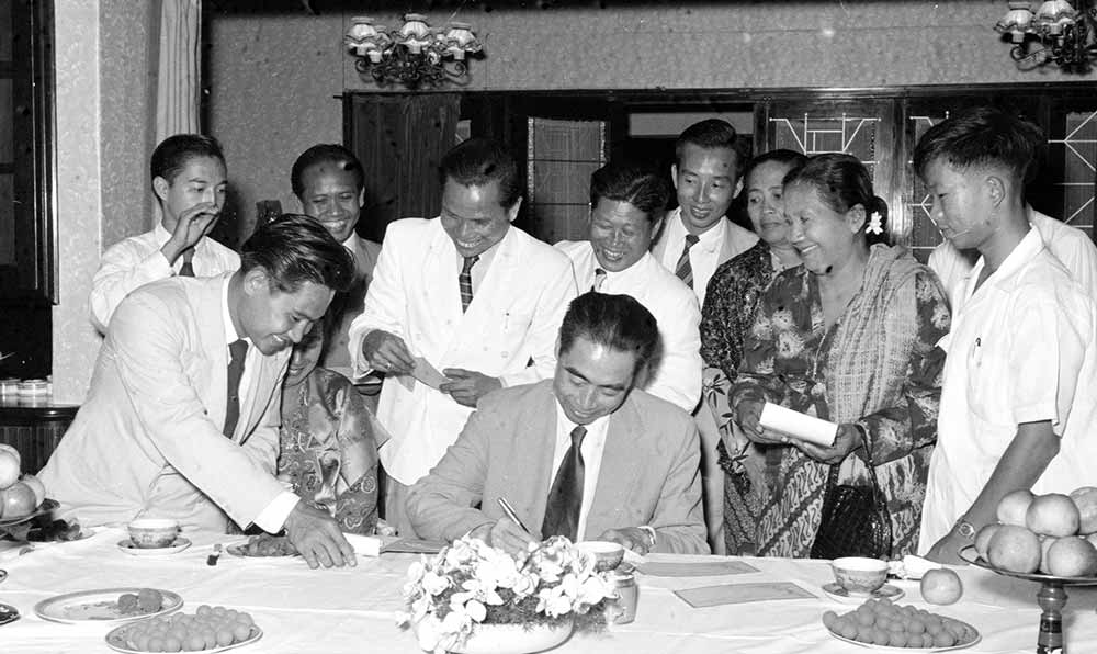 1955年4月25日，為迎接亞非會(huì)議而組織的萬(wàn)隆人民委員會(huì)的代表請(qǐng)周恩來(lái)總理簽名留念。