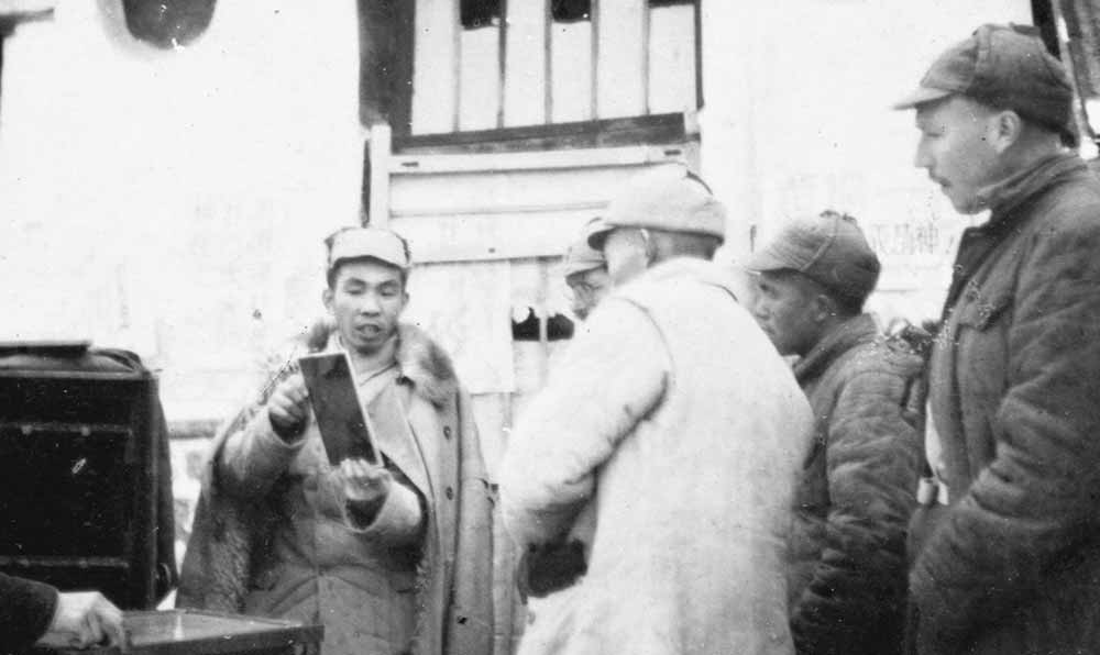 沙飛向參觀者講《晉察冀畫報(bào)》的制版情況。