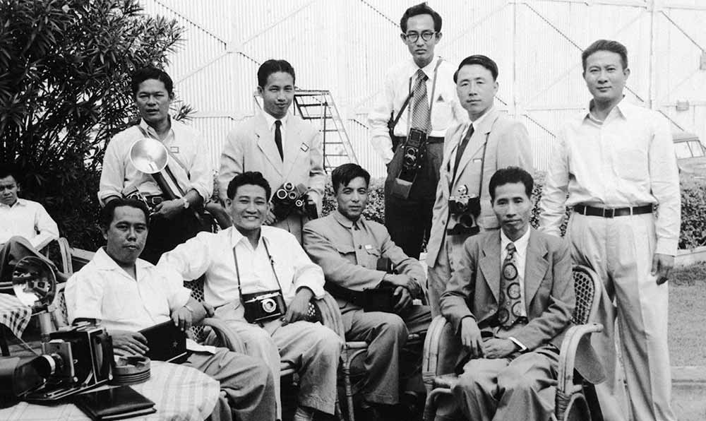 新華社記者錢嗣杰（站立者右二）在采訪會(huì)議開(kāi)幕式后和外國(guó)記者在會(huì)場(chǎng)外休息。