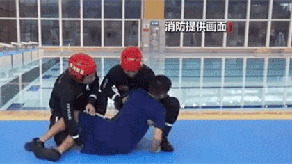 水中遇險 如何自救與施救？黃金30秒 如何將溺水者救上岸？