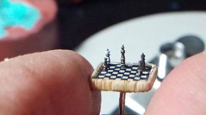 比指甲蓋還??！ 土耳其微雕藝術(shù)家雕出超小國際象棋