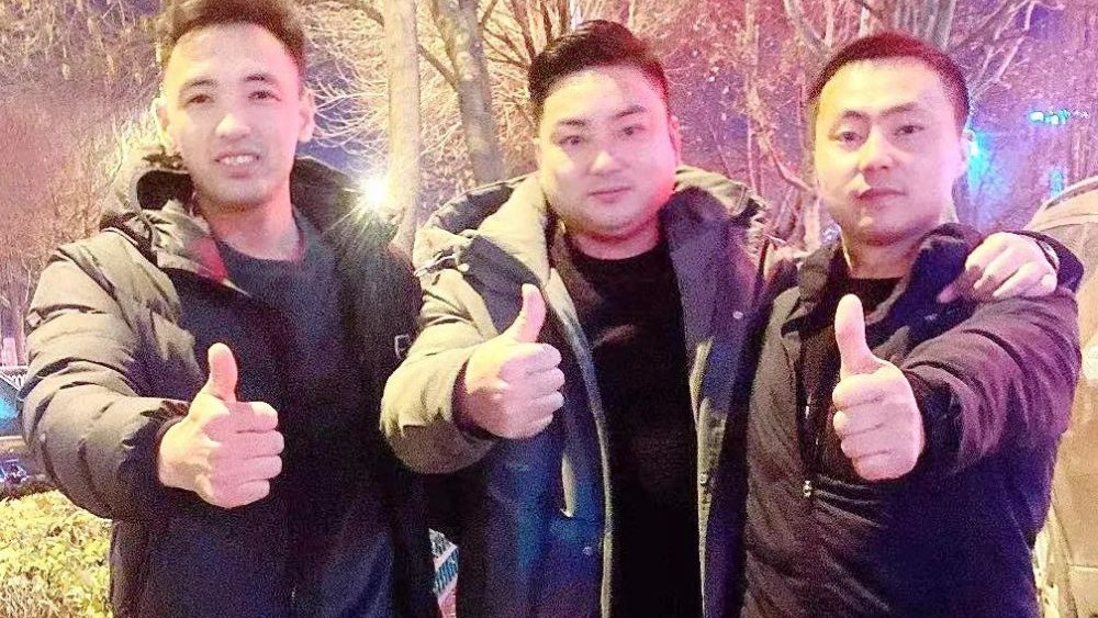 熱點快追｜路面結(jié)冰大貨車開始溜車！24塊&ldquo;救命石&rdquo;幫助緊急脫險