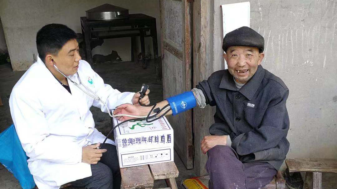 追夢(mèng)中國人｜鄉(xiāng)村醫(yī)生譚明章：父子兩代堅(jiān)守，致力鄉(xiāng)村醫(yī)療