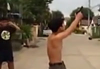 少年打槍來(lái)?？?原是二貨神配合