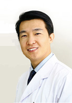 葉子?。罕本┟罓柲垦劭漆t(yī)院院長