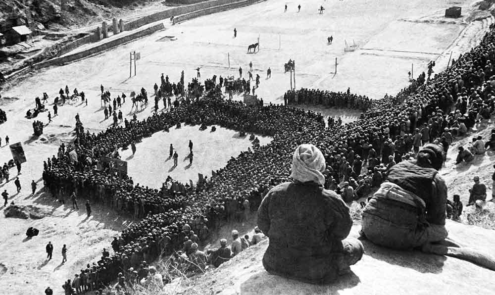 東北文代大會(huì)為慶祝斯大林70壽辰，由魯藝文工團(tuán)演出黃河大合唱。