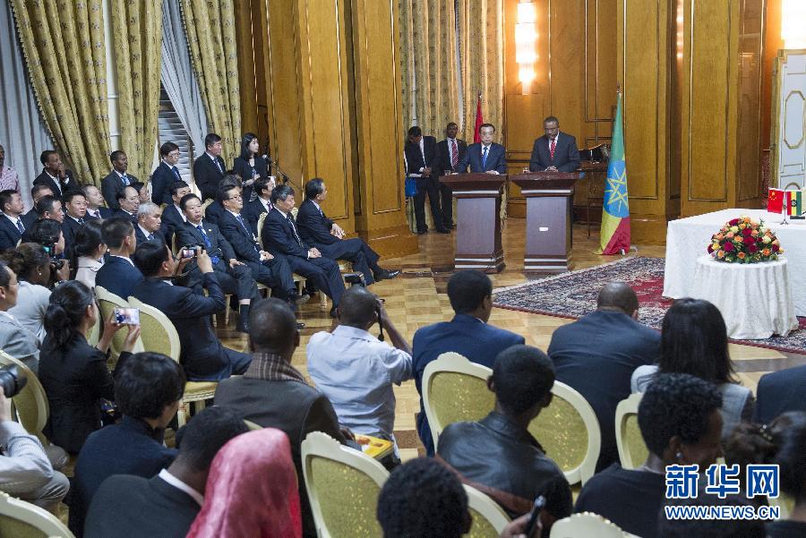 5月4日，國務(wù)院總理李克強(qiáng)在亞的斯亞貝巴與埃塞俄比亞總理海爾馬里亞姆舉行會(huì)談。這是會(huì)談后，李克強(qiáng)與海爾馬里亞姆共同會(huì)見記者。 新華社記者 王曄 攝