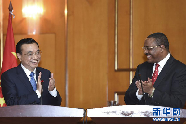 5月4日，國務(wù)院總理李克強(qiáng)在亞的斯亞貝巴與埃塞俄比亞總理海爾馬里亞姆舉行會(huì)談。這是會(huì)談結(jié)束后，李克強(qiáng)與海爾馬里亞姆共同會(huì)見記者。 新華社記者 李學(xué)仁 攝