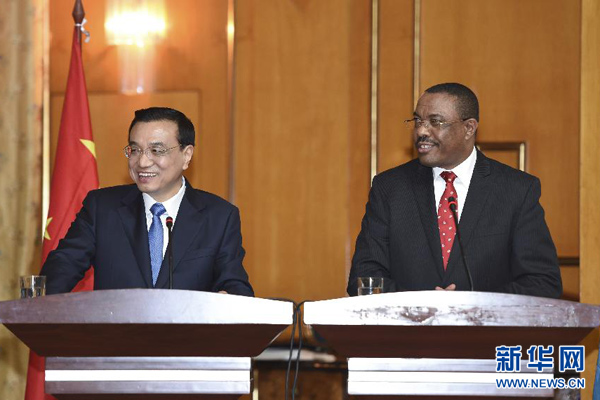 5月4日，國務(wù)院總理李克強(qiáng)在亞的斯亞貝巴與埃塞俄比亞總理海爾馬里亞姆舉行會(huì)談。這是會(huì)談后，李克強(qiáng)與海爾馬里亞姆共同會(huì)見記者。 新華社記者 李學(xué)仁 攝