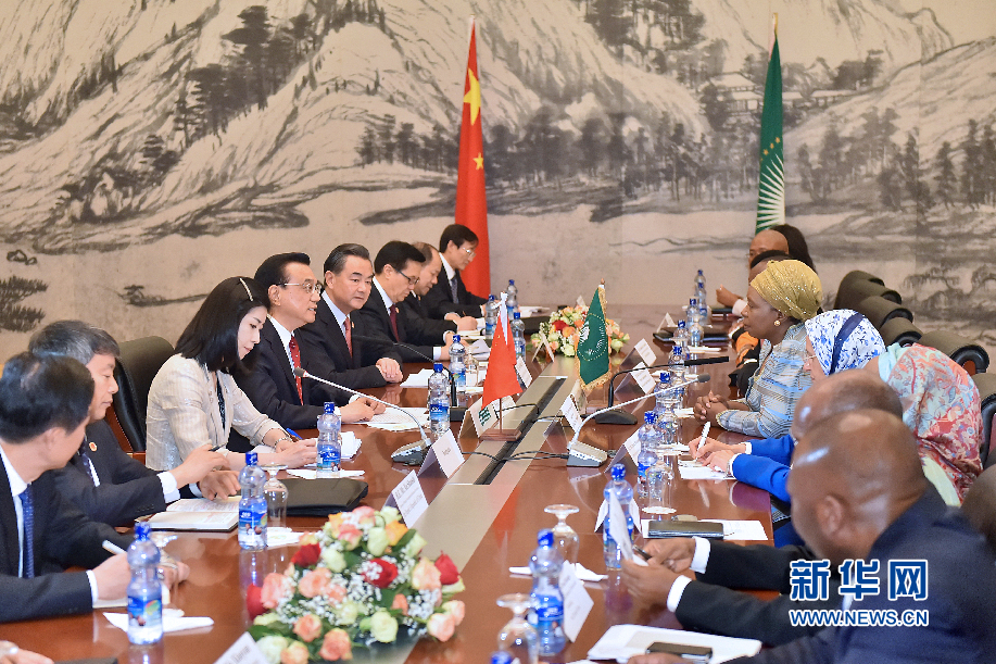 5月5日，中國國務(wù)院總理李克強(qiáng)在亞的斯亞貝巴非洲聯(lián)盟總部會見非盟委員會主席祖馬。 新華社記者李濤攝