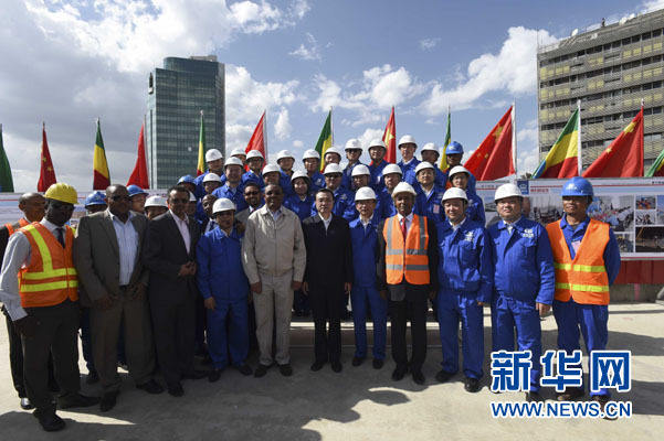 這是李克強(qiáng)同海爾馬里亞姆與施工人員合影留念。新華社記者 李學(xué)仁 攝
