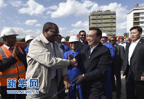 5月5日，中國(guó)國(guó)務(wù)院總理李克強(qiáng)考察亞的斯亞貝巴輕軌項(xiàng)目，埃塞俄比亞總理海爾馬里亞姆陪同。新華社記者 李學(xué)仁 攝