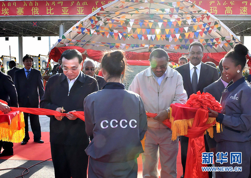 5月5日，中國(guó)國(guó)務(wù)院總理李克強(qiáng)與埃塞俄比亞總理海爾馬里亞姆共同出席亞的斯亞貝巴-阿達(dá)瑪高速公路一期竣工揭牌典禮，并為二期工程開工奠基剪彩。這是李克強(qiáng)與海爾馬里亞姆共同為亞的斯亞貝巴-阿達(dá)瑪高速公路二期工程開工剪彩。新華社記者 李濤 攝 