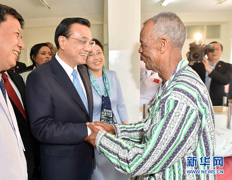 5月6日，中國國務院總理李克強與埃塞俄比亞總統(tǒng)穆拉圖一同來到亞的斯亞貝巴阿勒塔醫(yī)院，看望受益于中國免費白內(nèi)障手術&ldquo;光明行&rdquo;活動的埃塞俄比亞患者。新華社記者 李濤 攝 